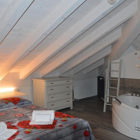 לצנו White Suite - Jacuzzi, Swimming Pool & Lake View מראה חיצוני תמונה