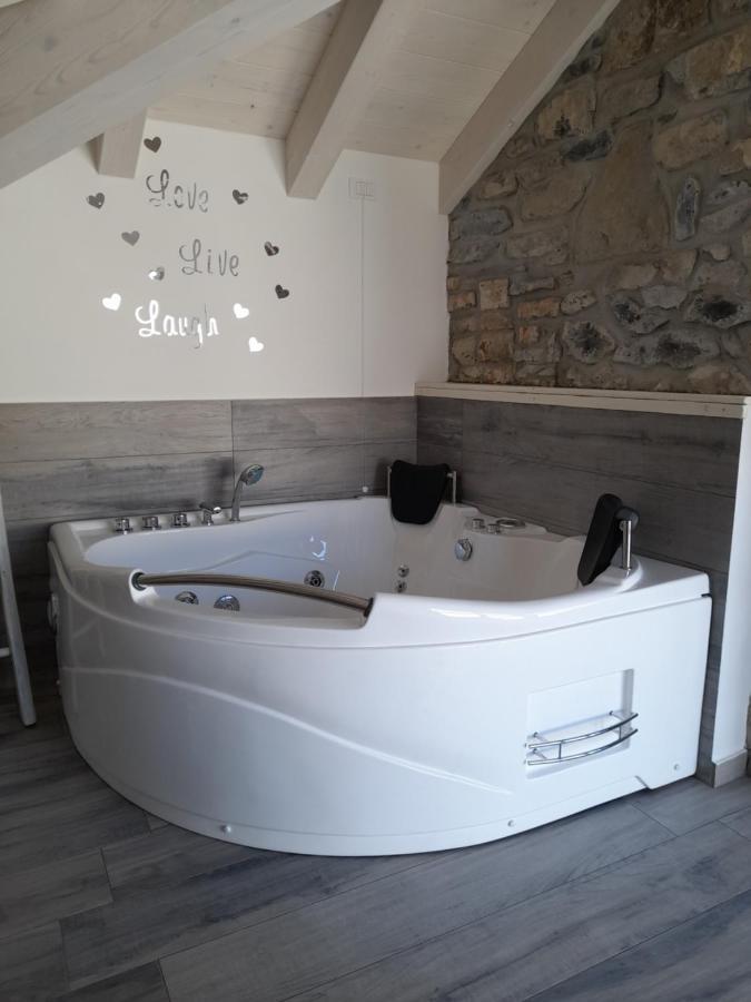 לצנו White Suite - Jacuzzi, Swimming Pool & Lake View מראה חיצוני תמונה
