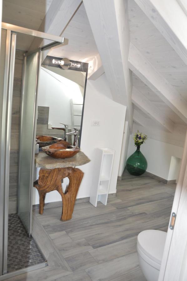 לצנו White Suite - Jacuzzi, Swimming Pool & Lake View מראה חיצוני תמונה